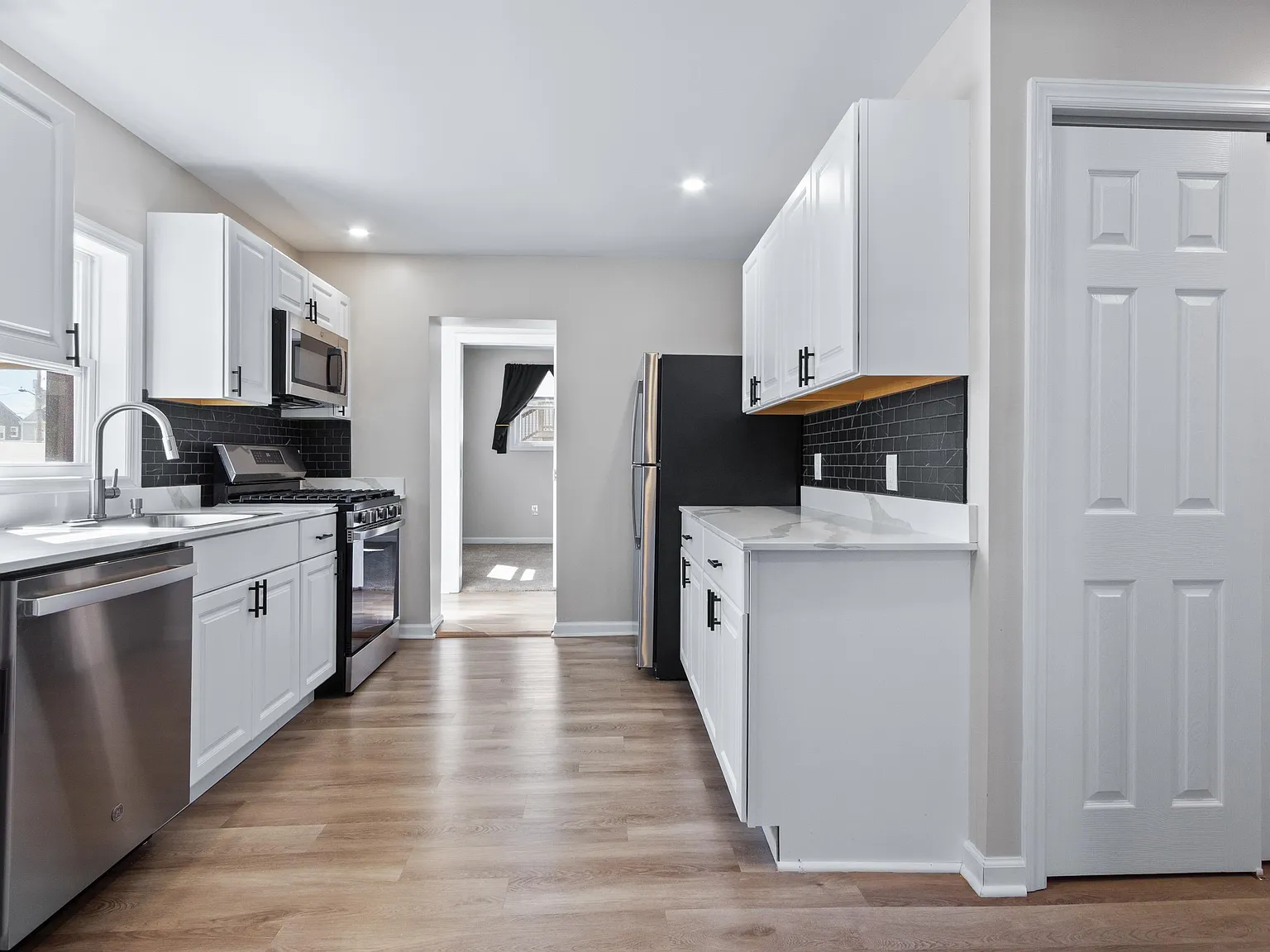 2 bed, 1.0 bath, $2,200 — Photo 4