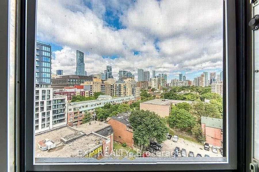 219 Dundas St E — Photo 3
