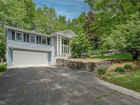 134 Greenbrier Dr, Chagrin Falls, OH 44022