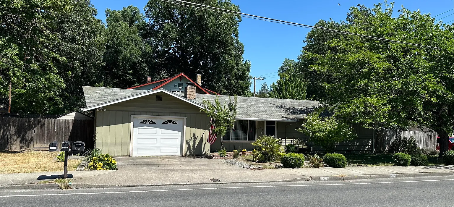 1205 NW Highland Ave photo 1