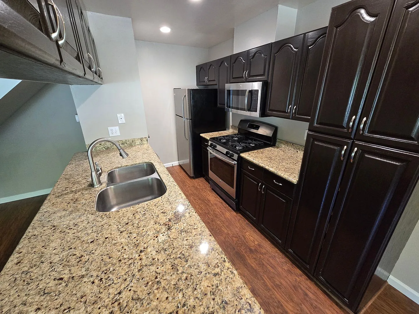 Sharp 2 bedroom in Pleasanton available now. — Photo 4