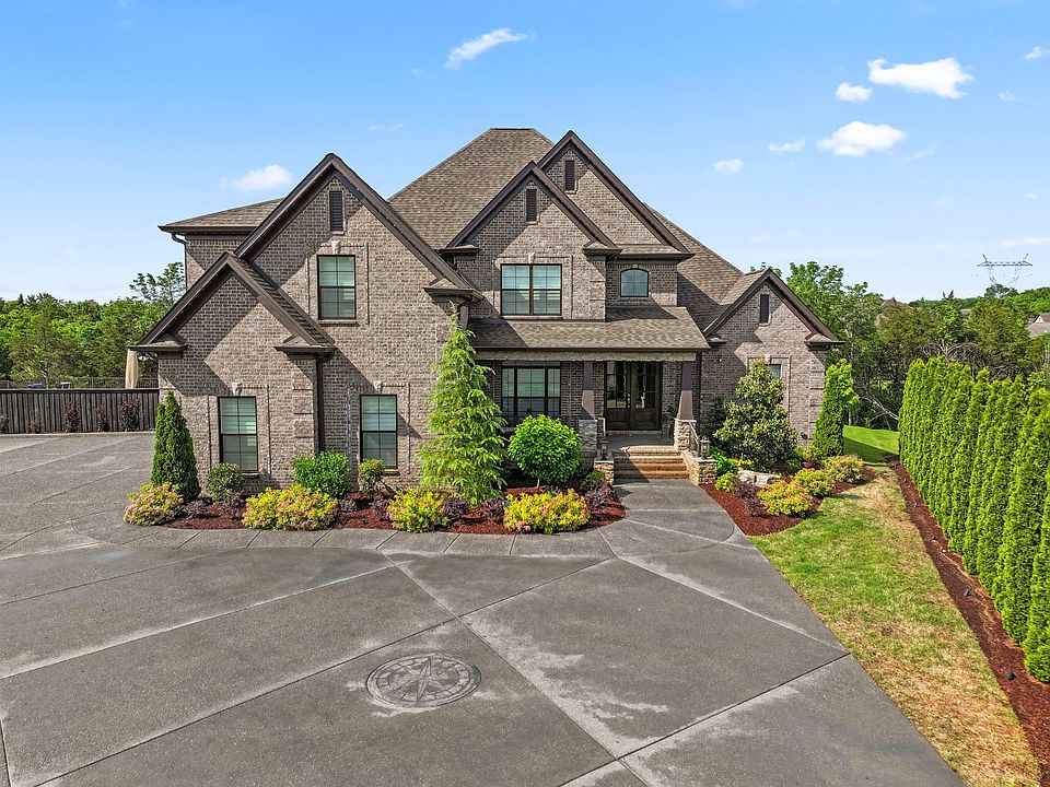 2nd image of 2900 Carisbrooke Dr