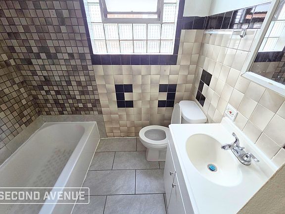 5th image of 12424 S La Salle St