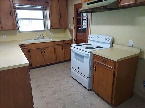 3rd image of 1008 Meadowlane St