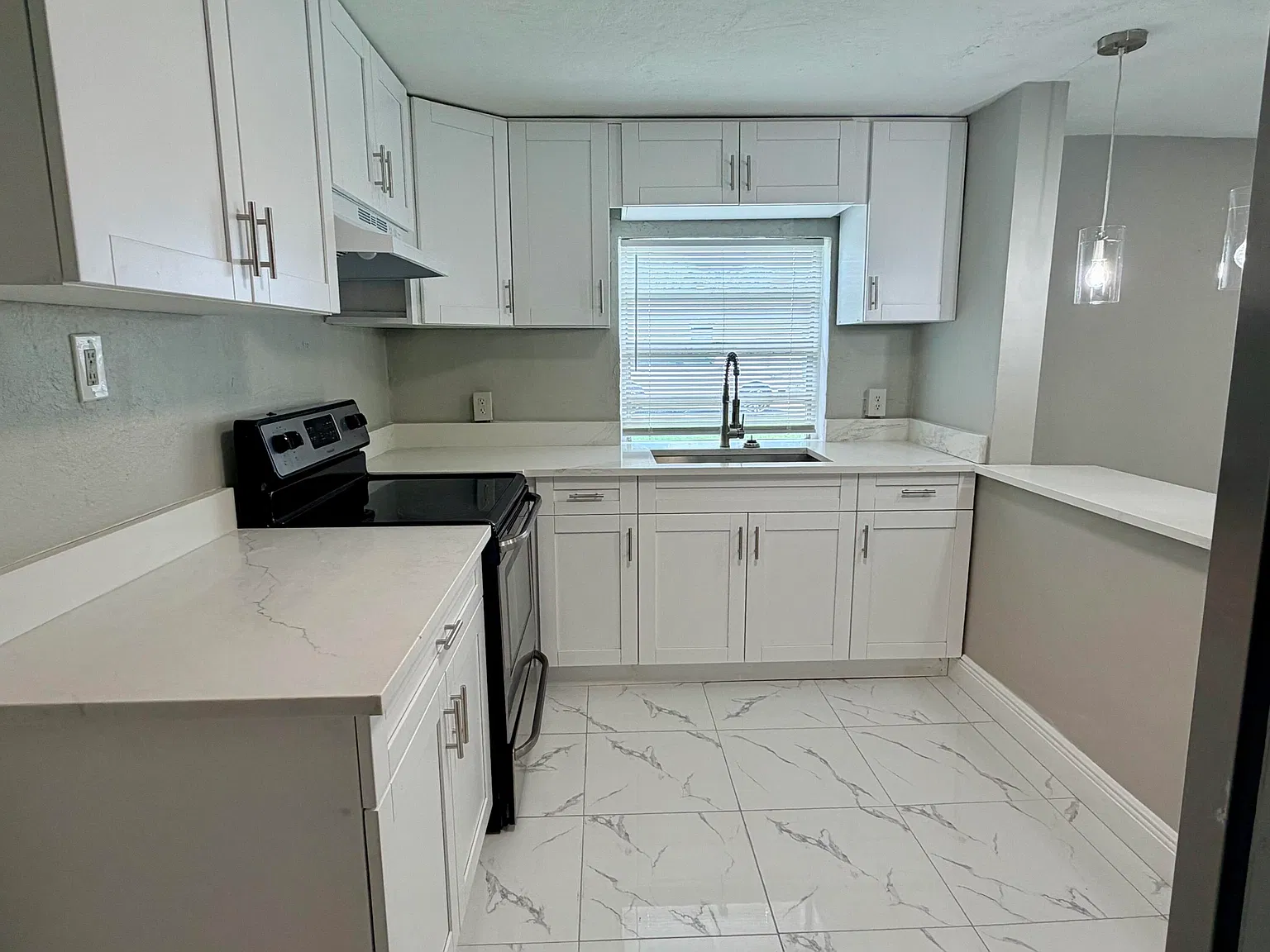3 bed, 1.0 bath, 956 sqft, $2,300 — Photo 4