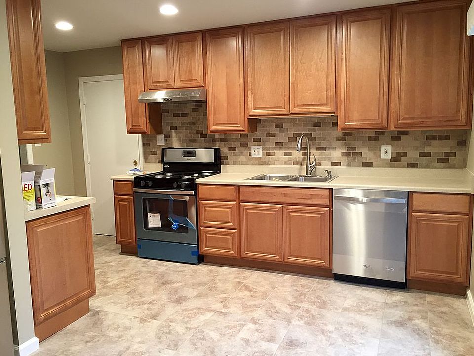 1st image of 300 W Vernon Ct