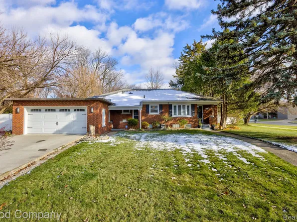 24016 Martha Washington Dr, Southfield, MI 48075