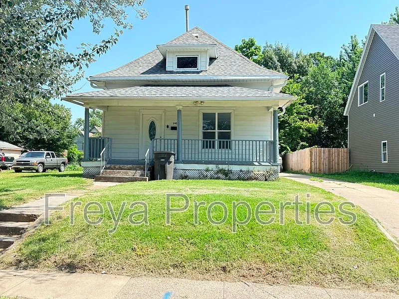 2 bed, 1.0 bath, 816 sqft, $1,300 — Photo 1