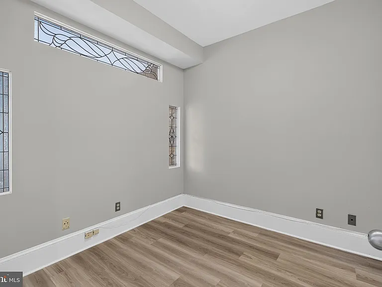 705 8th St SE #200 — Photo 8