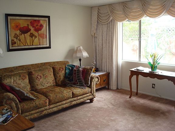 Sit down and relax in the living room 