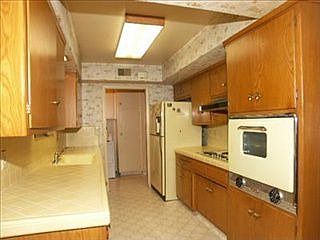 5th image of 1061 Glen Holly Way