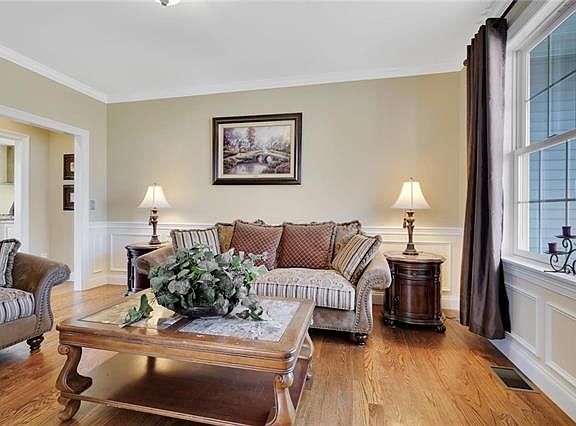 3rd image of 19 Wyndham Ln