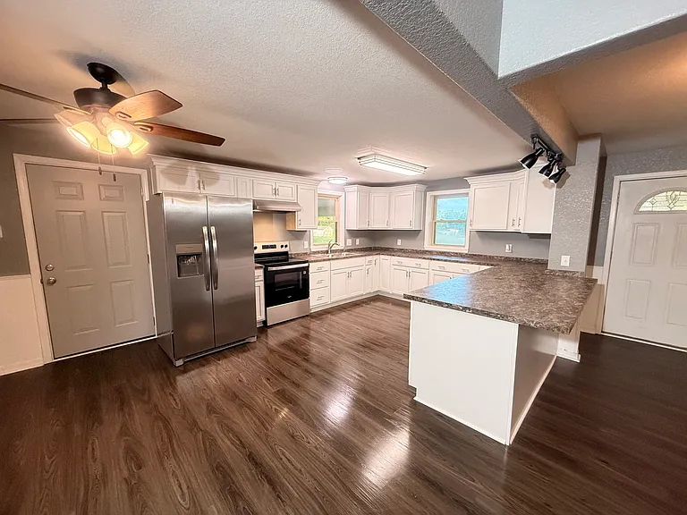 506 W Main St — Photo 3
