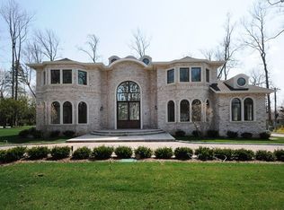 8 Woodcrest Rd, Great Neck, NY 11024