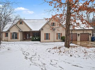 10151 Walnut Shores Dr, Fenton, MI 48430