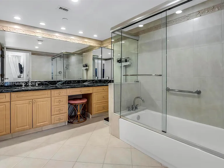 19707 Turnberry Way #22G — Photo 15