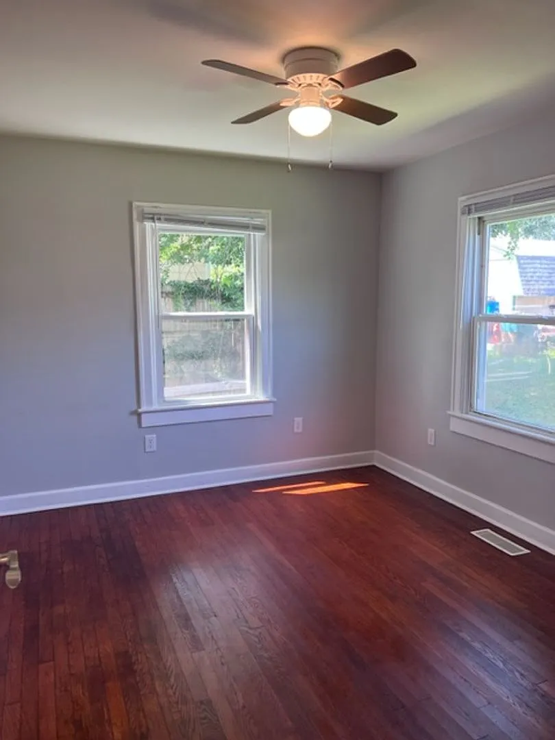 2 BR Belmont Area Cottage Heart of Downtown — Photo 4