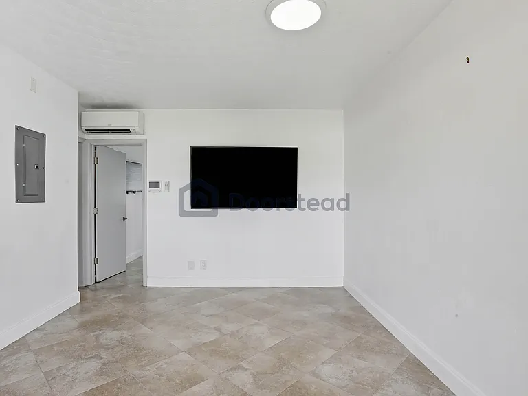 850 NE 13th St #9 — Photo 10