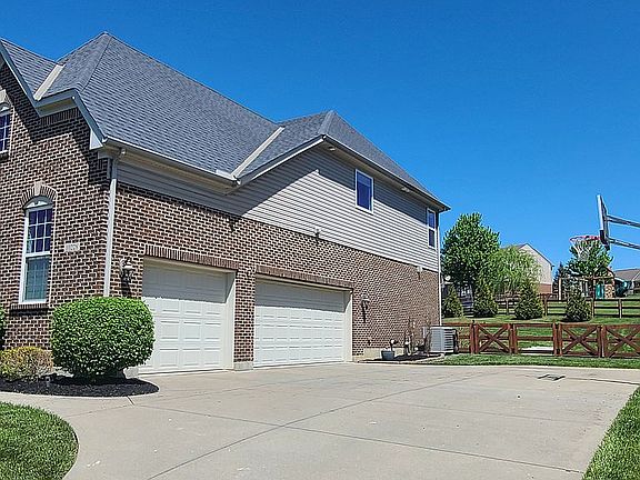 3rd image of 10228 Pembroke Dr