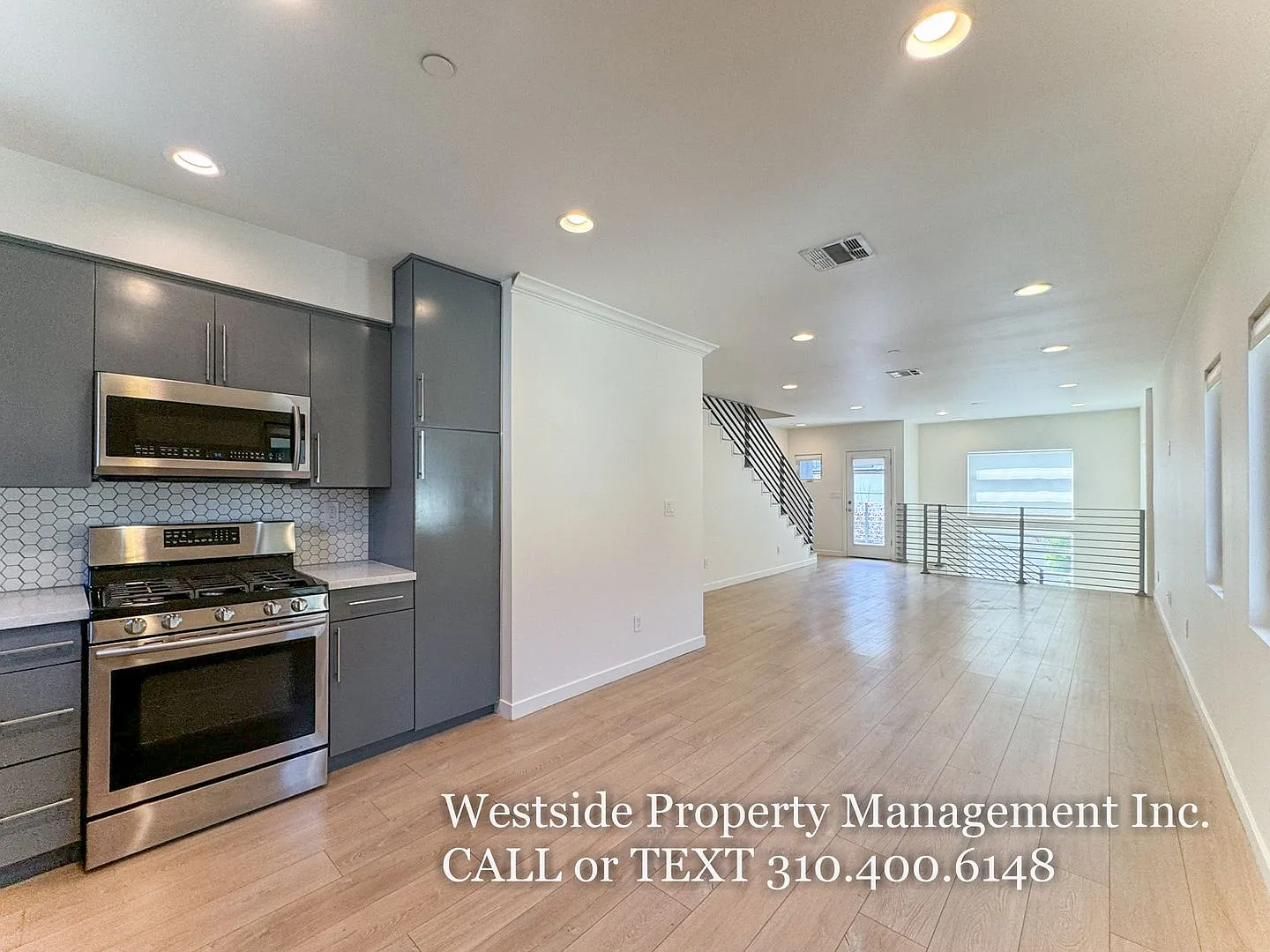 Luxurious Spacious Townhome | Prime Hollywood Location — Photo 1