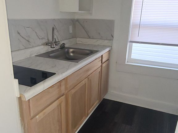 3rd image of 8604 Satsuma Ave