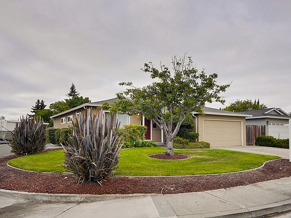 3rd image of 2832 Cabrillo Ave
