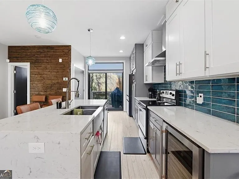 1250 Breuer Mews NW — Photo 4