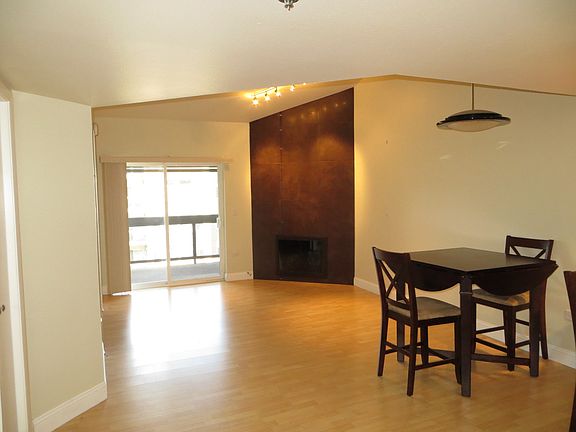 LR, DR, Fireplace, Vacant