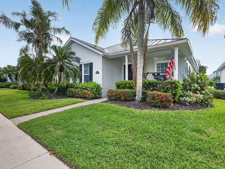 10542 SW Westlawn Blvd — Photo 1