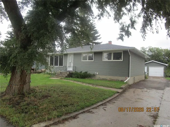 112 WOOD CRESCENT, Assiniboia, SK S0H 0B0