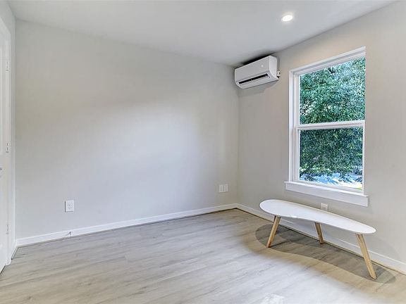 4th image of 645 E 11th 1/2 St #12