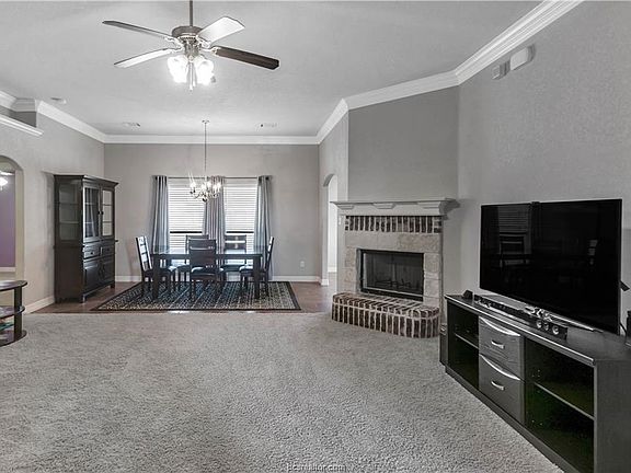 5th image of 913 Dove Landing Ave