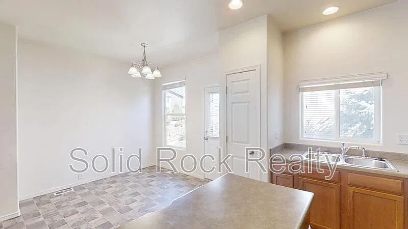 2 bed, 2.5 bath, 1292 sqft, $1,699 — Photo 4