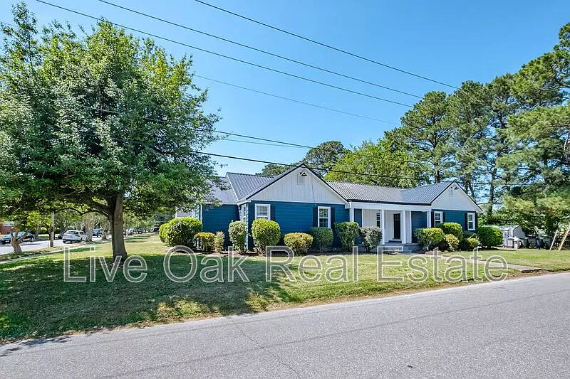 3 bed, 1.0 bath, 1000 sqft, $2,095 — Photo 3