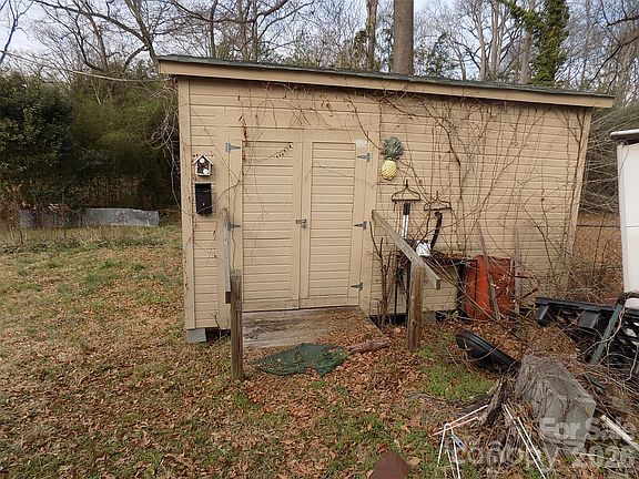 3rd image of 415 S Maple St