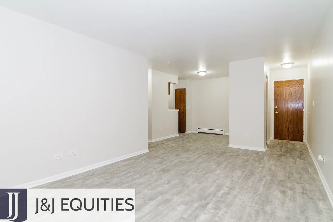 1040 Hollywood — Photo 3