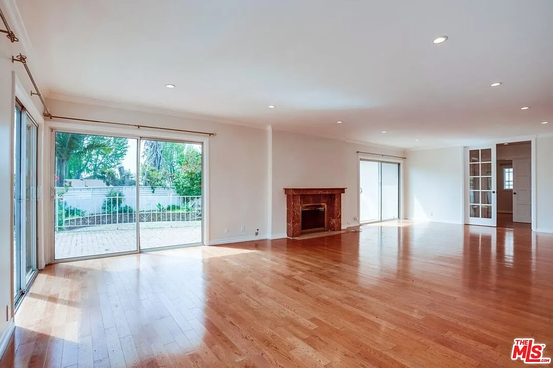 3 bed, 3.0 bath, 2332 sqft, $6,600 — Photo 4