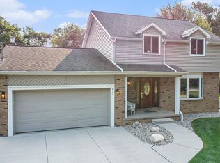 823 Alpine Trl, Fenton, MI 48430