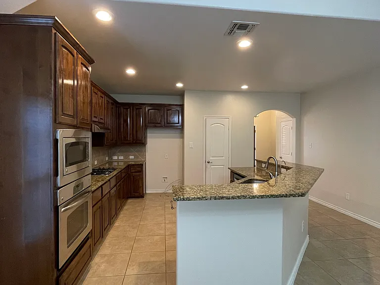10525 Flat Creek Trl — Photo 11