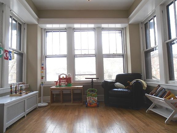 3rd image of 815 W Buena Ave APT 1W