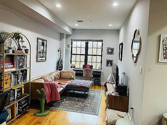 2nd image of 586 Bainbridge St #3A