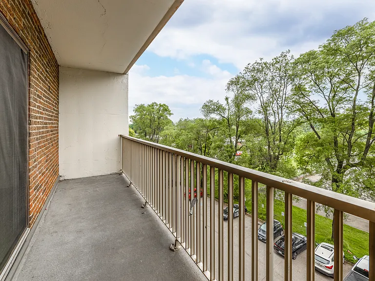 520 Mornington Ave — Photo 8