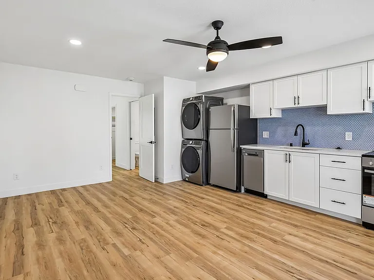 The Crest |NEWLY Renovated Studios, Lofts, 1, 2 & 3 Bedroom Homes Near the Beach — Photo 37