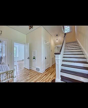 3rd image of 2901 Summerville Rd