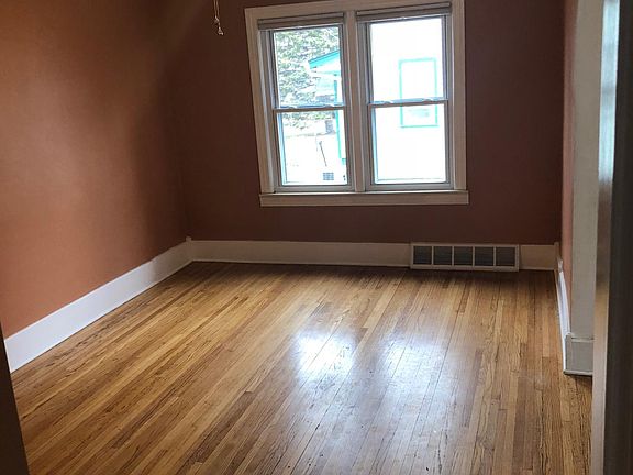 5th image of 685 Riverbank St