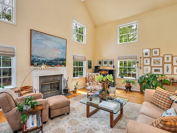3rd image of 9 Cowhill Ln