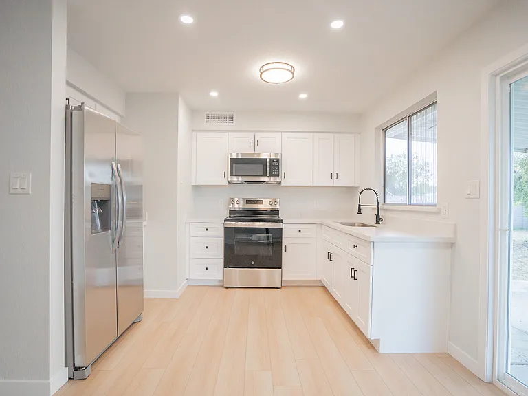 3142 N 78th Dr — Photo 8