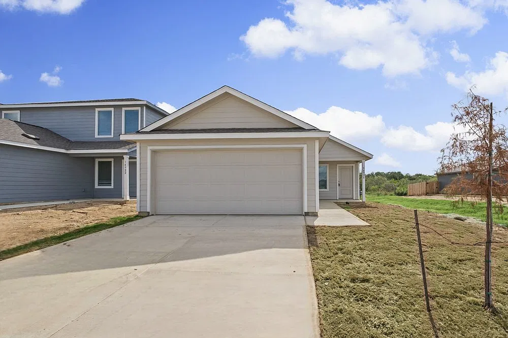 Stylish 3-Bed Home with Fenced Yard, Garage, and Community Pool in Elmendorf — Photo 1