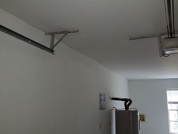 Garage has new sand lightinganadditionalroom