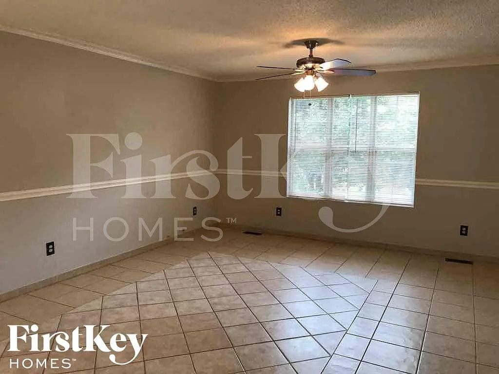 3 bed, 3.0 bath, 1184 sqft, $2,165 — Photo 2